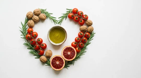 Rappresentazione visiva della dieta mediterranea e della salute cardiovascolare con elementi simbolici naturali